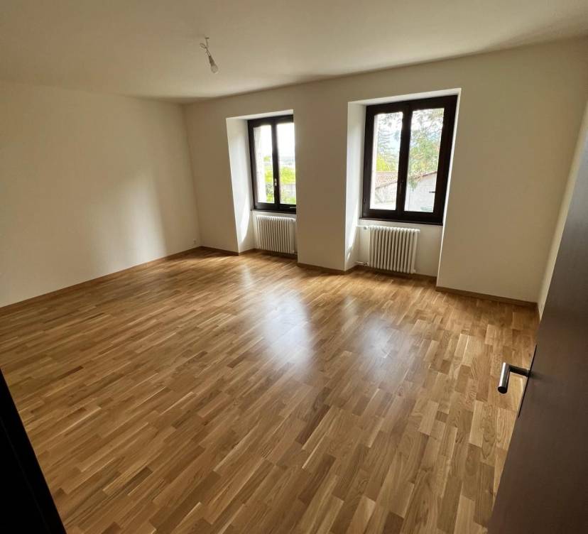 Appartement traversant de 5 pièces au rez-de-chaussée d\'un petit immeuble locatif 